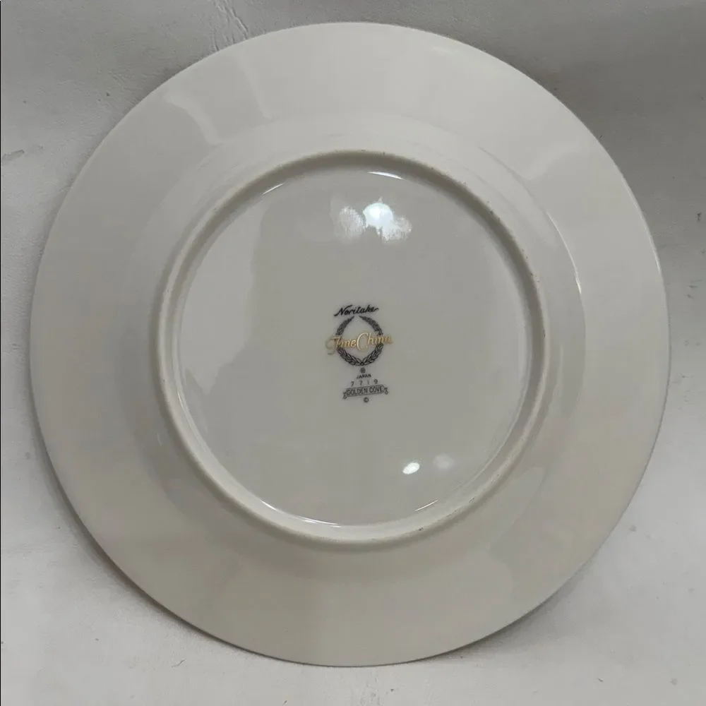 Noritake Golden Cove 1 Fine China Japan 7719 White Ivory Gold Accent Salad Plate